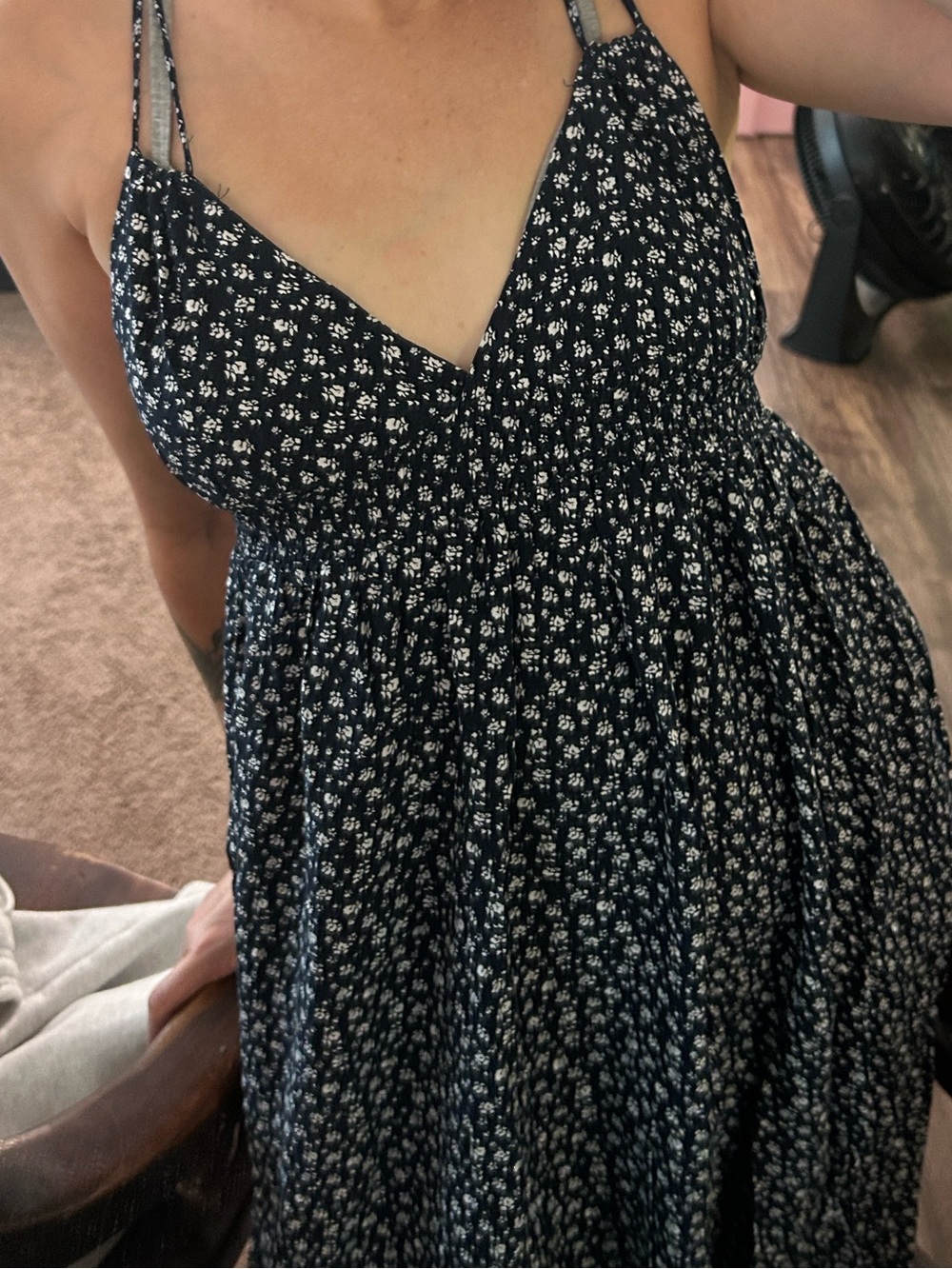 Women’s Black Floral Spaghetti-Strap V-Neck  Mid Dress